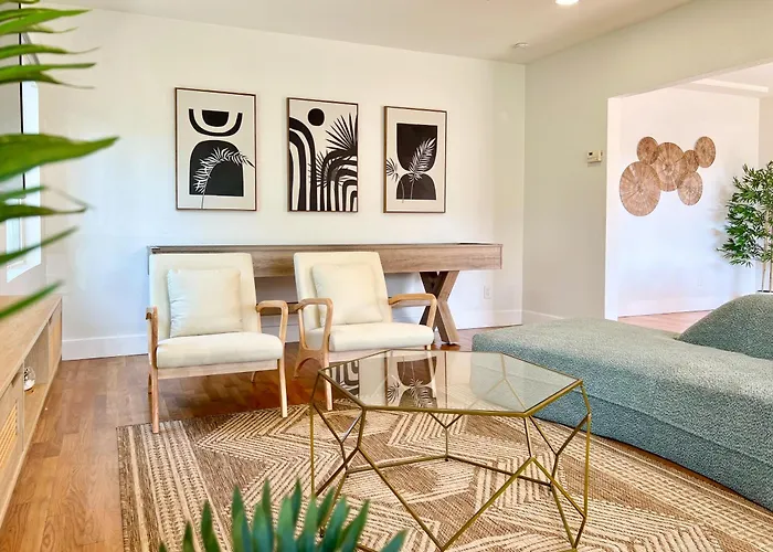 Modern Boho Oasis - Fast Wifi & Shuffleboard!