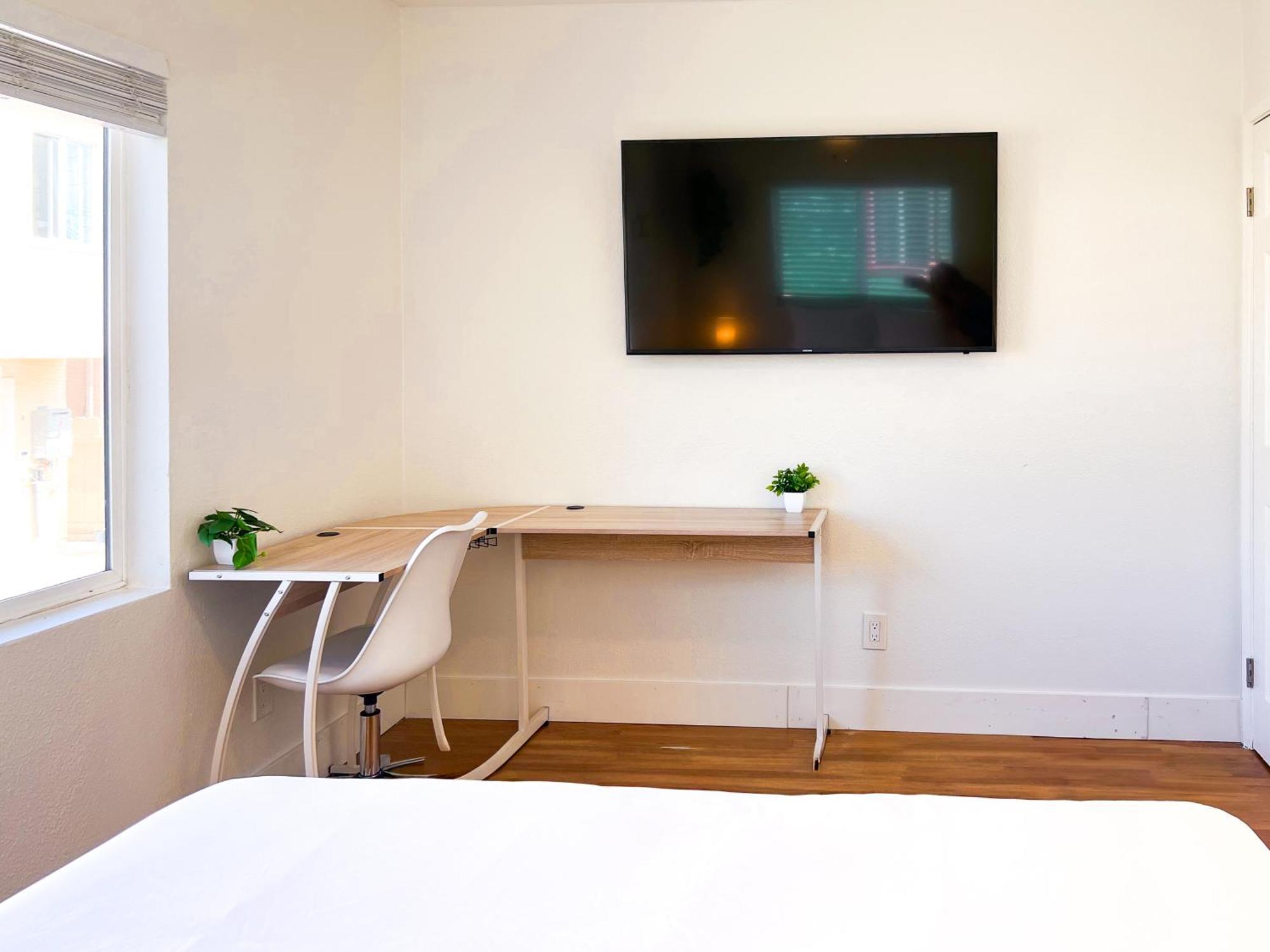 Modern Boho Oasis - Fast Wifi & Shuffleboard! Holiday home *